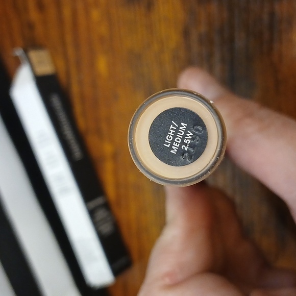 bareMinerals Original Liquid Mineral Concealer - Light/med 2.5 W - Picture 3 of 8